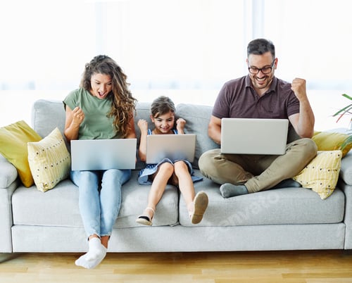 Visualização: laptop infantil, computador familiar, mulher, mãe, pai, homem em casa feliz, tecnologia
