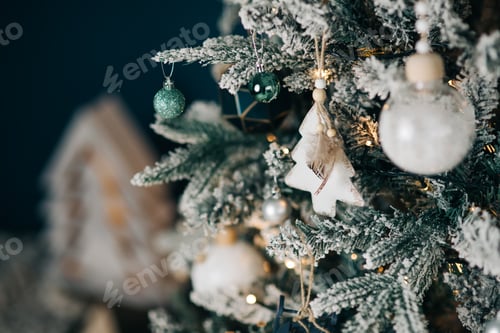 Preview: Beautiful Christmas ornaments for the holidays.