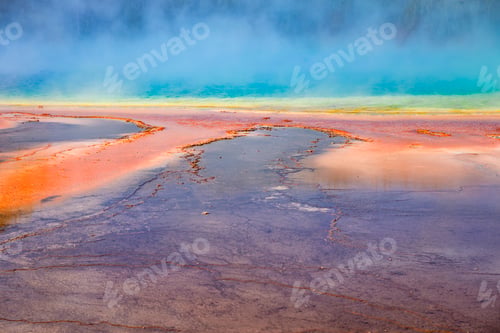 Preview: USA, Wyoming, Yellowstone National Park, Grand Prismatic Spring with puffy clouds