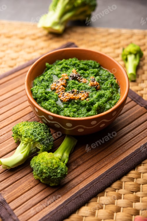 Preview: Fresh broccoli chutney or paste, puree in the bowl with raw pieces