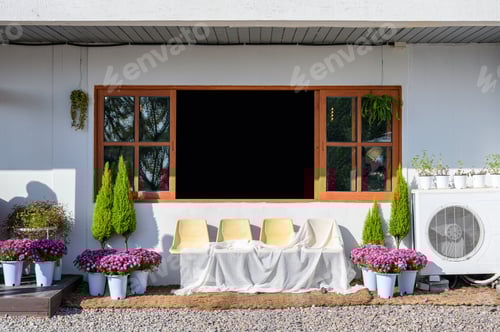 Visualização: Janela de madeira exterior de fachada com assentos e ornamentais