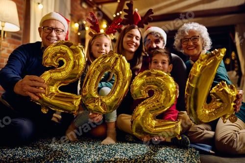 Visualização: Vista aproximada da família extensa com balões de 2024 durante a celebração do Ano Novo.