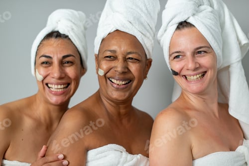 Preview: Diverse women with cosmetic products on cheeks