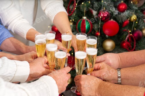 Visualização: Celebração de Ano Novo ou Natal. Mãos segurando as taças de champanhe.