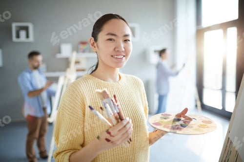 Preview: Girl at painting lesson