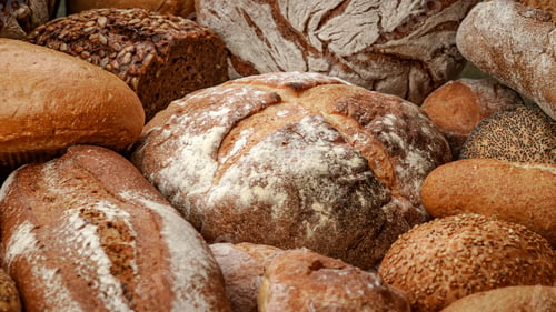 Preview: Freshly baked natural bread is on the kitchen table.
