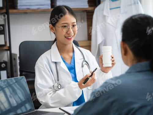 Visualização: Mulher chinesa madura em consulta com um médico com dor abdominal. depressão.