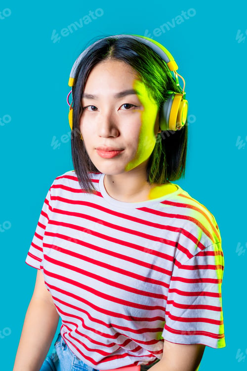 Preview: portrait young asiatic woman isolated background listening music