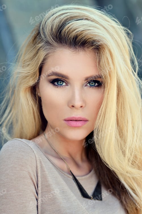 Preview: Fashionable portrait of lady with long hair in city