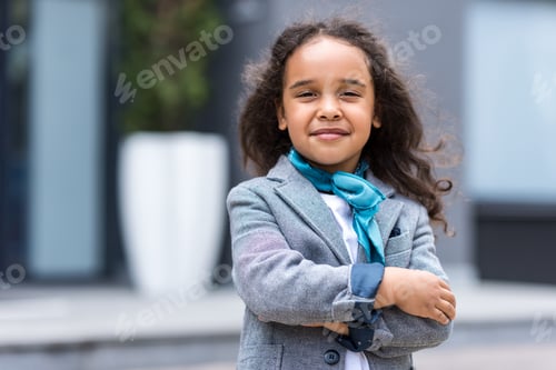Vista previa: portrait of beautiful confident african american girl standing with crossed arms and looking at