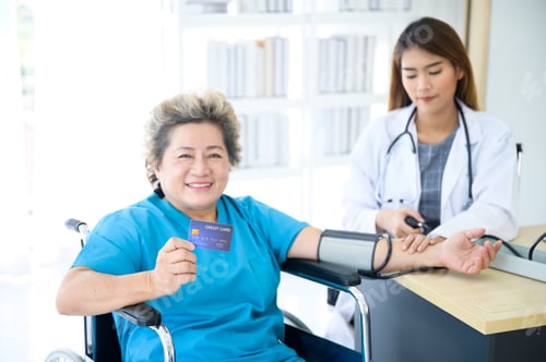 Preview: Patients show credit card for medical treatment.