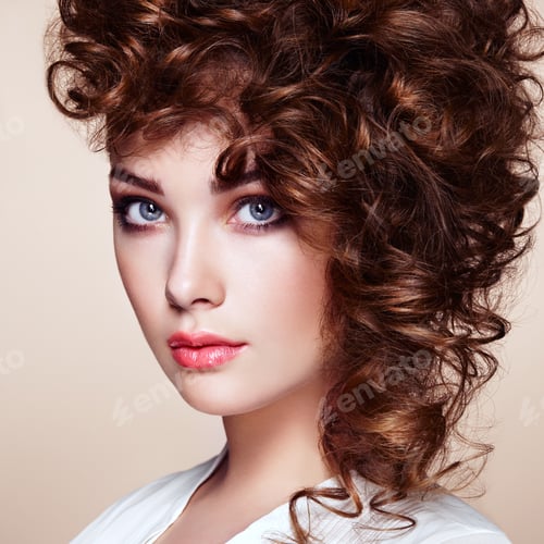 Preview: Brunette woman with curly and shiny hair