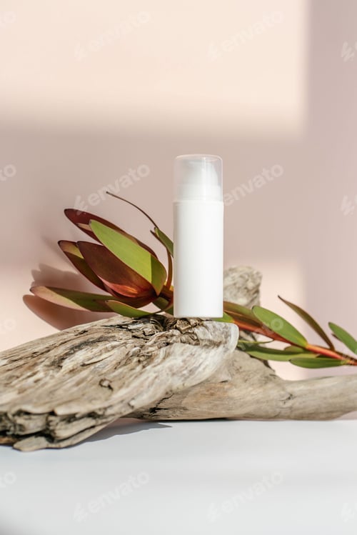 Preview: The serum and the flower stand on a piece of wood.