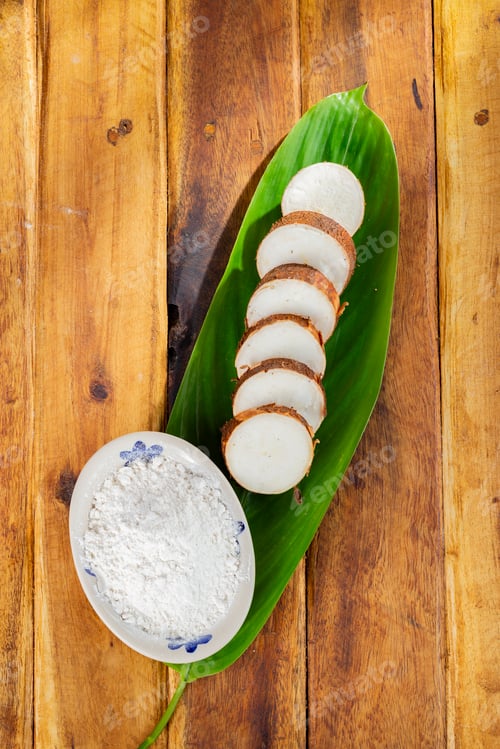Preview: pile of cassava, cassava and cassava flour on a background of rustic wood (Manihot esculenta)