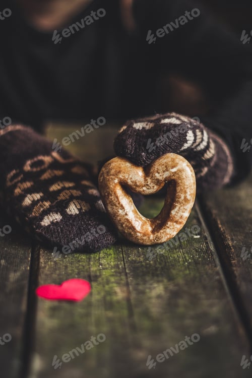 Preview: Gingerbread In The Form Of Heart In Hands
