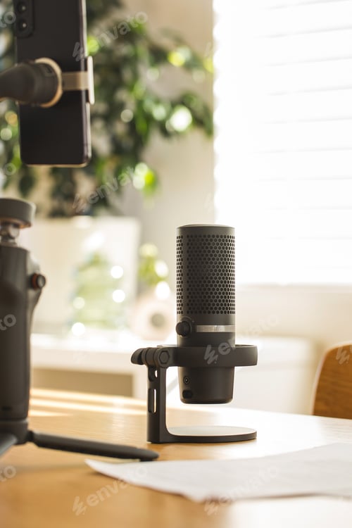 Preview: A smartphone on a gimbal with microphone, for content creators. Podcast microphone setup.