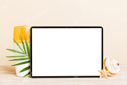 Visualização: Composição plana com tablet e acessórios de praia em fundo colorido