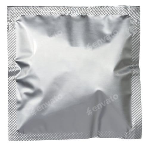 Vista previa: Una bolsita o bolsita en blanco, cuadrada, de lámina plateada, con fondo aislado