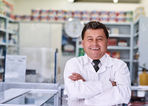 Preview: Health related expertise you can trust. Portrait of a male pharmacist in a pharmacy.