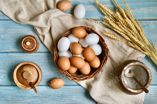 Preview: Fresh eggs in a basket on a table