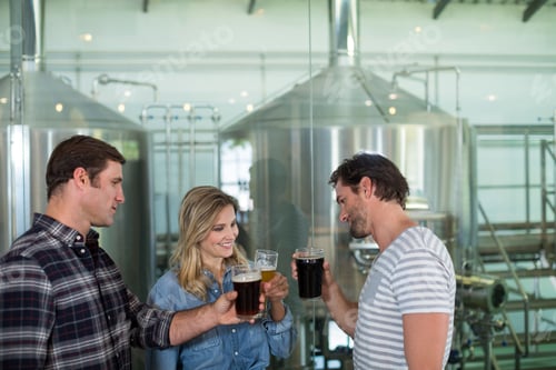 Preview: Smiling friends tasting beer