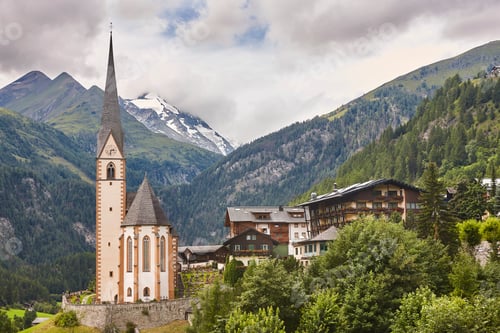 Preview: Picturesque Heilingenblut church in Grossglockner alpine mountain road. Carintia, Austria