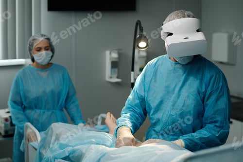 Preview: Experienced surgeon in VR headset