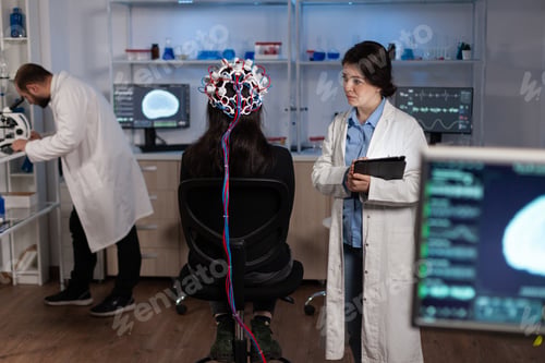 Preview: Specialist researcher doctor monitoring brain activity evolution