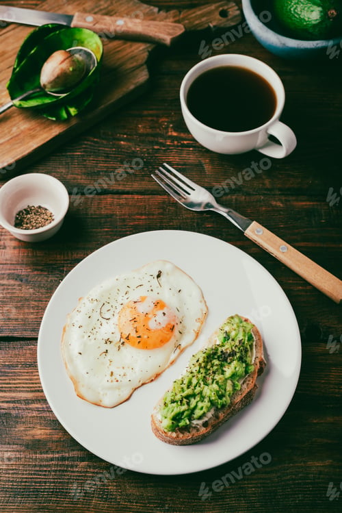 Preview: Fried egg and toast with mashed avocado