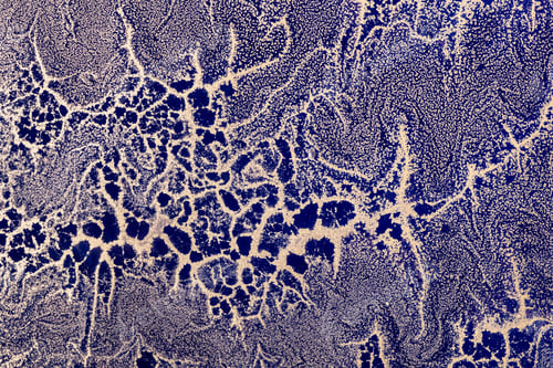 Preview: Acrylic Fluid Art. Gold sparkles wavy pattern on dark blue background