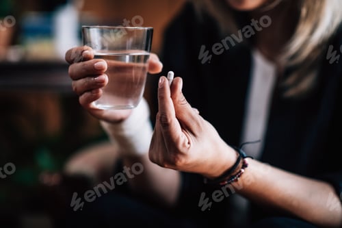 Preview: Woman with pills in hand.