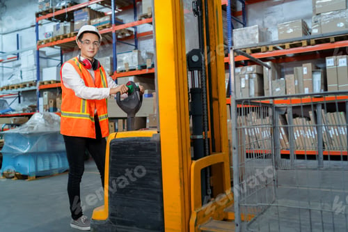 Preview: Warehouse worker operates a pallet loader