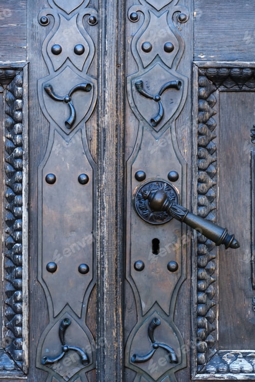Preview: Old metal door handle on the old door