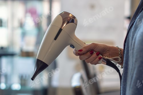 Vista previa: Hairdresser using hair dryer in beauty salon