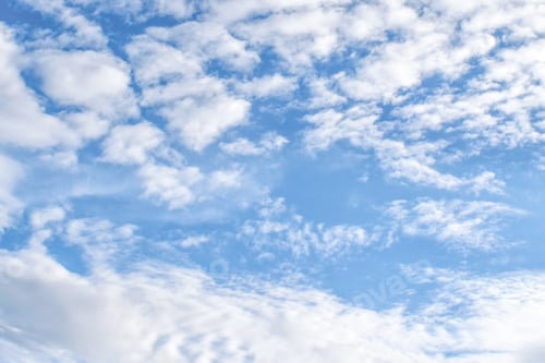 Vorschau: Blauer Himmel mit weißen, flauschigen Wolken. Wolkengebildehintergrund
.