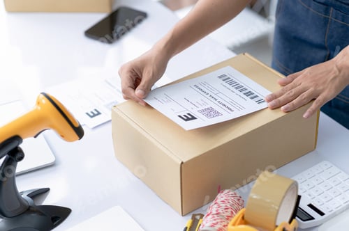 Preview: Online business, selling products online, parcel delivery, e-commerce.