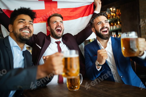 Vista previa: Men fans screaming and watching football on TV and drink beer in a pub