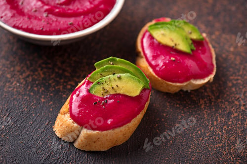 Preview: Healthy vegan toasts with beetroot hummus