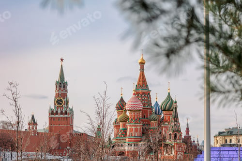 Preview: Panoramic view of Moscow Kremlin with Spassky Tower and Saint Basil's Cathedral in center city on Re