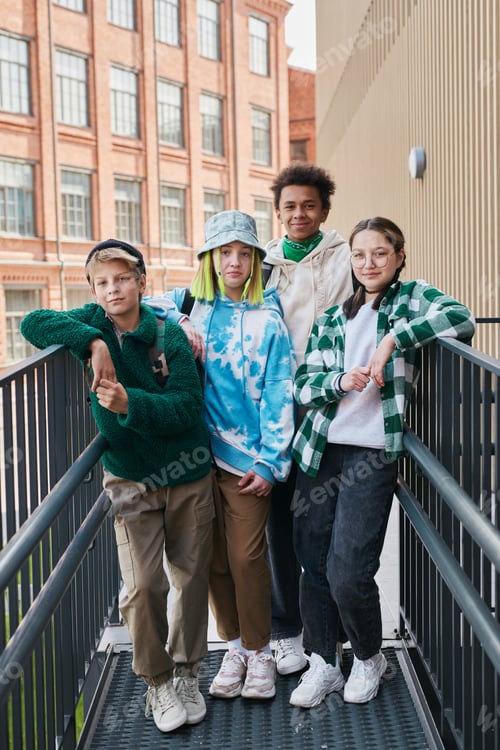 Preview: Group of smiling teenagers hanging out