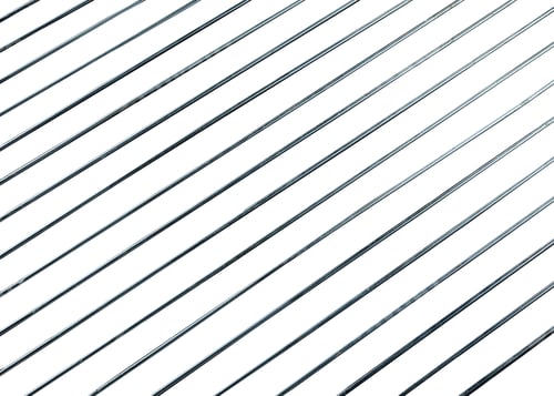 Visualização: grade de aço isolada no fundo branco