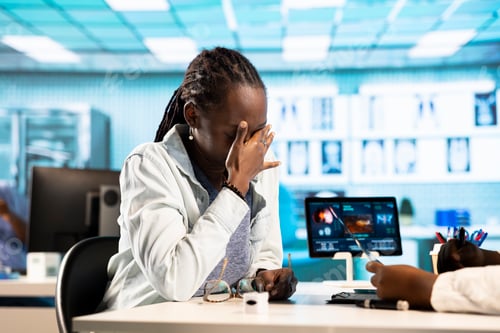 Vista previa: Doctora afroamericana que habla con un paciente sobre un aterrador diagnóstico de cáncer