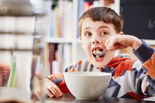 Visualização: Young boy eating breakfast