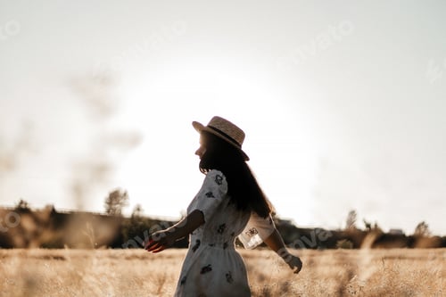 Preview: The girl is circling in the field