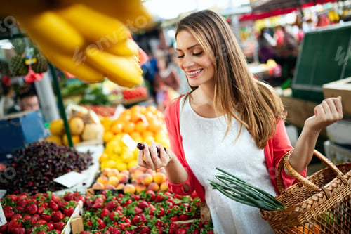 Preview: Young woman shopping healthy food on the market