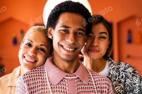 Visualização: Grupo de amigos se unindo em casa, conceitos LGBTQ e diversidade