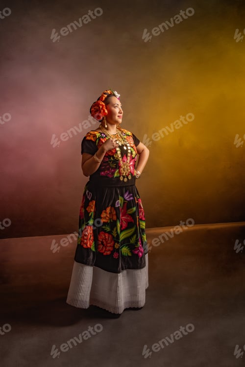 Preview: A woman in a colorful dress stands in front of a wall