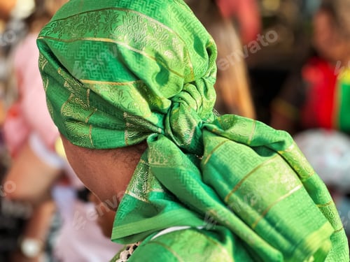Preview: Green Head Scarf With Geometric Pattern And Decorative Node Covered Head And Hairs