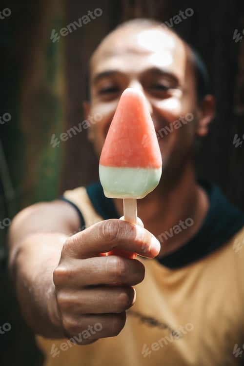 Preview: Smiling man holding an ice cream