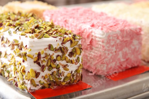 Preview: Delicious Dessert Cakes with Pistachios and Pink Sprinkles